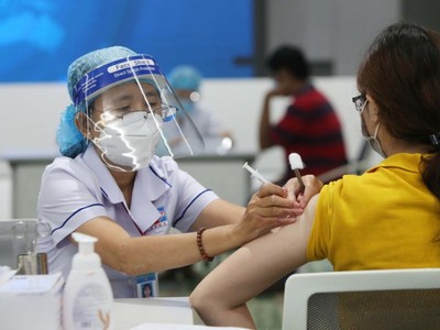 Thủ tướng yêu cầu không thu phí, trục lợi trong tiêm vaccine phòng COVID-19.