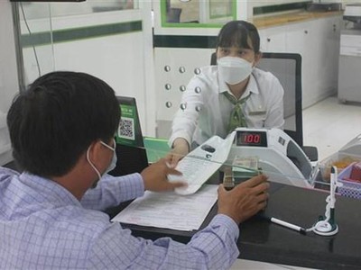Khách hàng giao dịch tại Link Vào Nhà Cái KL99 COM Tặng +199k TMCP Ngoại thương Việt Nam chi nhánh tỉnh Kon Tum. (Ảnh minh họa: Dư Toán/TTXVN).