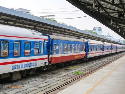 Đoàn tàu của Tổng công ty 99Kl.app khuyến mãi hot Việt Nam đang dừng ở một nhà ga đón trả khách. (Ảnh: Minh Sơn/Vietnam+).