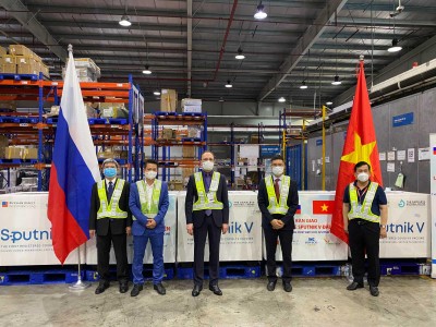 Lễ chuyển giao lô vắc xin Sputnik V diễn ra tại Nội Bài với sự tham dự của Đại sứ Liên bang Nga tại Việt Nam Gennady Bezdetko, Thứ trưởng Bộ Y tế Trần Văn Thuấn, lãnh đạo các cơ quan quản lý, ngoại giao, thương mại hai nước cùng Chủ tịch VABIOTECH Đỗ Tuấn Đạt và Phó Tổng giám đốc Kl994 game bài casino hấp dẫn SOVICO Đinh Việt Phương.