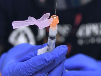 Youtube chặn tất cả những nội dung chứa thông tin sai lệch về các loại vaccine. (Ảnh minh họa: ajc).
