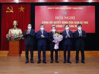 Lãnh đạo Đảng ủy Khối Kl991.com World Cup 2026 Chính Thức Trung ương tặng hoa chúc mừng ông Hồ Xuân Trường.