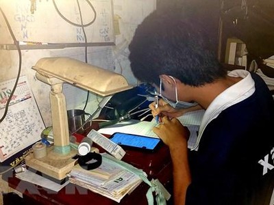 Gói hỗ trợ áp dụng cho các học sinh, sinh viên có hoàn cảnh khó khăn không có máy tính để học trực tuyến. (Ảnh: TTXVN).