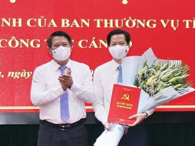 Ông Lò Minh Hùng, Phó Bí thư Thường trực Tỉnh ủy Sơn La trao quyết định bổ nhiệm cho ông Nguyễn Ngọc Tú.