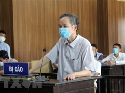 Nguyên Phó Chủ tịch HĐND thị xã Nghi Sơn Hồ Đình Tùng lãnh 30 tháng tù giam. (Ảnh: Nguyễn Nam/TTXVN).