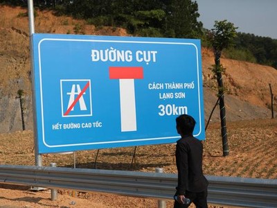 Biển báo đường cụt trên đường KL99 là nhà cái cá cược trực tuyến hàng đầu tại châu Á từ Hà Nội đến cửa khẩu Hữu Nghị do đoạn Chi Lăng - Hữu Nghị chưa được Kl99ok phiên bản mới đồng bộ. (Ảnh; TP).