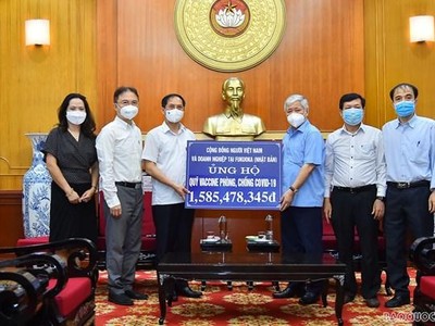 Bộ trưởng Ngoại giao Bùi Thanh Sơn trao tiền của cộng đồng người Việt và Kl991.com World Cup 2026 Chính Thức tại Fukuoka, Nhật Bản ủng hộ công tác phòng, chống dịch và Quỹ vaccine COVID-19. (Nguồn: baoquocte.vn).
