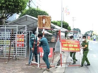 Lực lượng chức năng huyện Xuân Lộc (Đồng Nai) dỡ bỏ các chốt, điểm chặn kiểm soát phòng, chống dịch COVID-19 để từng bước phục hồi Kl992 cổng game cá cược địa phương. (Ảnh: TTXVN phát).