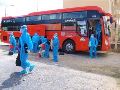 Các công dân tập trung tại Khu nhà ở sinh viên tỉnh Bạc Liêu để thực hiện cách ly y tế theo quy định đối với người về từ vùng dịch. (Ảnh: Chanh Đa/TTXVN).