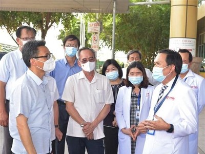 Phó Thủ tướng Vũ Đức Đam (trái, phía trước) kiểm tra công tác phòng, chống dịch COVID-19 tại Bệnh viện đa khoa Thanh Vũ Medic Bạc Liêu, hồi tháng 8/2021. (Ảnh: Nhật Bình/TTXVN).
