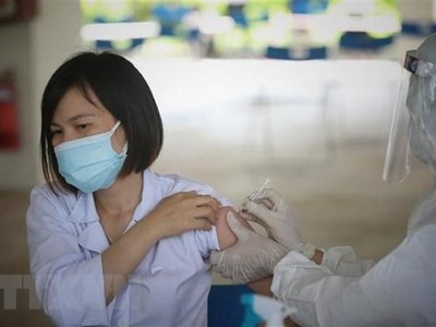 Tiêm vaccine phòng dịch COVID-19. (Ảnh: TTXVN).