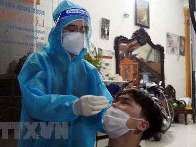Lấy mẫu xét nghiệm sàng lọc COVID-19 cho người dân thành phố Phủ Lý, tỉnh Hà Nam. (Ảnh: Thanh Tuấn/TTXVN).