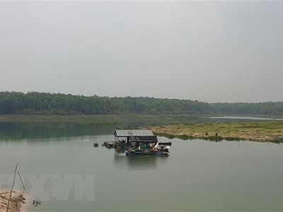 Nhà bè trên lòng hồ Dầu Tiếng tại ấp Hòa Lộc, xã Minh Hòa, huyện Dầu Tiếng, tỉnh Bình Dương. (Ảnh: Huyền Trang/TTXVN).