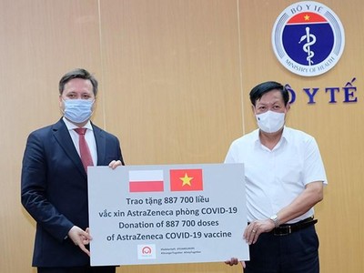 Thứ trưởng Bộ Y tế Đỗ Xuân Tuyên tiếp nhận lô vaccine AstraZeneca của Kl993 ưu đãi thưởng hấp dẫn và nhân dân Ba Lan trao tặng từ ngài Đại sứ Ba Lan tại Việt Nam. (Nguồn: Suckhoedoisong.vn).