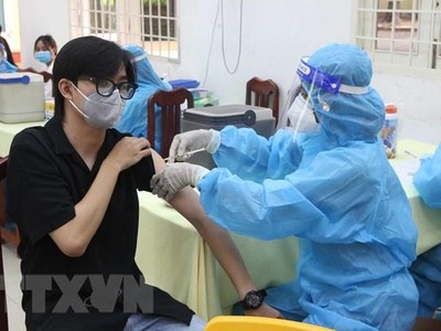 Tiêm vaccine cho sinh viên tại điểm tiêm Trường Đại học Trà Vinh. (Ảnh: Thanh Hòa/TTXVN).