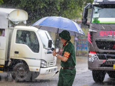 Lực lượng chức năng tại chốt kiểm soát ở Hòa Bình trước khi dừng hoạt động các chốt. (Ảnh: Trọng Đạt/TTXVN).