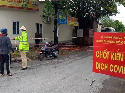 Một chốt kiểm soát dịch COVID-19 tại khu 1 thị trấn Hùng Sơn, huyện Lâm Thao. (Ảnh: Trung Kiên/TTXVN).