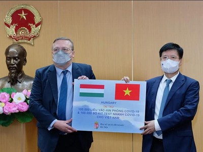 Lễ trao tặng vaccine COVID-19 và kit xét nghiệm nhanh của Kl993 ưu đãi thưởng hấp dẫn Hungary cho Kl993 ưu đãi thưởng hấp dẫn Việt Nam. (Ảnh: Trần Minh).