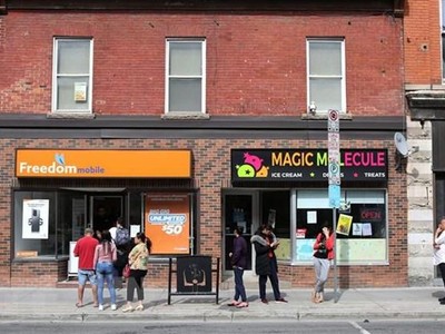 Khách hàng xếp hàng bên ngoài một cửa hàng điện thoại ở Ottawa, Canada. (Ảnh: AFP/TTXVN).