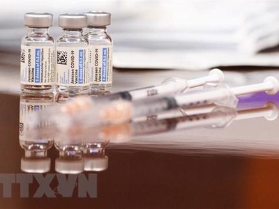 Vaccine ngừa COVID-19 của hãng Johnson & Johnson. (Ảnh: AFP/TTXVN).
