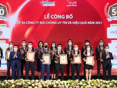Đại diện Vietcombank (thứ 4 từ phải sang, hàng sau) và các đơn vị trong Top 50 công ty đại chúng uy tín và hiệu quả năm 2021 nhận vinh danh từ Ban tổ chức chương trình.