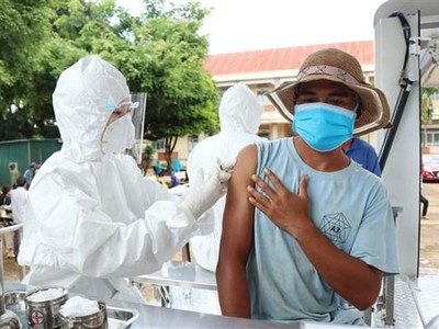 Tiêm vaccine phòng COVID-19 cho người dân ở Buôn Mê Thuột (Đắk Lắk). (Ảnh: TTXVN).