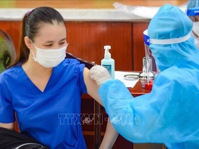 Tiêm vaccine cho người dân tại điểm tiêm Trung tâm Văn hoá quận Sơn Trà, thành phố Đà Nẵng. (Ảnh: Văn Dũng/TTXVN).