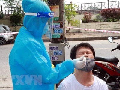 Lấy mẫu test nhanh đối với người dân khu vực ngõ 587, đường Trần Nhân Tông, phường Vị Hoàng, thành phố Nam Định sau khi ở đây ghi nhận 2 ca mắc COVID-19. (Ảnh: Nguyễn Lành/TTXVN).