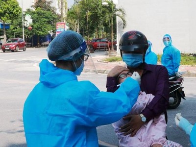 Cán bộ Y tế lấy mẫu xét nghiệm Covid-19 trên địa bàn thành phố Nam Định.
