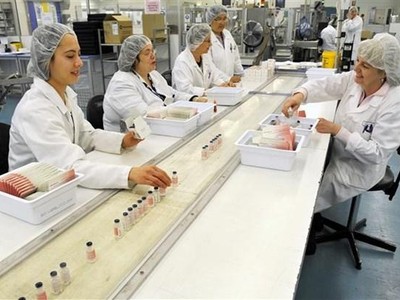 Công nhân làm việc trong dây chuyền Kl994 nhà cái bóng đá world cup vaccine tại cơ sở của Kl994 game bài casino hấp dẫn y tế Australia CSL ở Melbourne. (Ảnh: AFP/TTXVN).