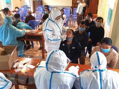 Cán bộ y tế lấy mẫu xét nghiệm người dân ở phường Ngọc Hà, thành phố Hà Giang, tỉnh Hà Giang. (Ảnh: Minh Tâm/TTXVN).