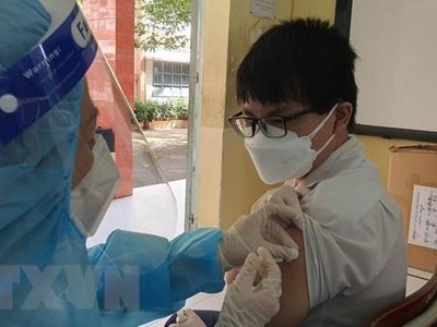 Tiêm vaccine phòng COVID-19 cho trẻ em. (Ảnh: Văn Hướng/TTXVN).