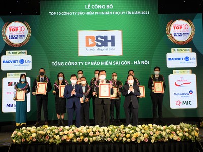 Ông Nguyễn Văn Trưởng – Phó TGĐ BSH (đứng giữa hàng đầu tiên) tham gia lễ công bố và vinh danh Top 10 thương hiệu Kl99kl phiên bản hoạt động uy tín 2021,