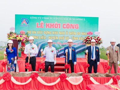 Đại diện chủ Kl99ok phiên bản mới và khách mời thực hiện nghi thức khởi công dự án