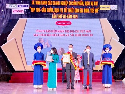 Ông Ngô Việt Phương - Phó Tổng Giám đốc Kl992 VIP Trang Chủ 2026 Dai-ichi Việt Nam nhận giải thưởng "Top 100 - Sản phẩm, Dịch vụ tốt nhất cho Gia đình, Trẻ em" năm 2021.
