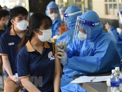 Tiêm vaccine phòng COVID-19 cho học sinh. (Ảnh: Công Phong/TTXVN)