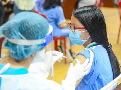 Học sinh thực hiện việc tiêm chủng. (Ảnh: Văn Dũng/TTXVN).