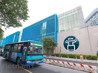 Xe buýt đã được vận hành chạy lại nhưng bị giới hạn về tần suất và số lượng hành khách trên xe. (Ảnh: Minh Sơn/Vietnam+).
