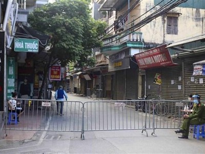 Hàng rào được dựng đầu ngõ 8, đường Lê Quang Đạo (Phú Đô, Nam Từ Liêm). (Ảnh: Tuấn Đức/TTXVN).