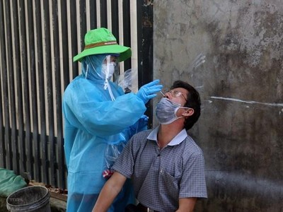 Lấy mẫu xét nghiệm sàng lọc virus SARS-CoV-2 trên địa bàn phường Vĩnh Lạc, thành phố Rạch Giá, tỉnh Kiên Giang. (Ảnh: Lê Huy Hải/TTXVN).
