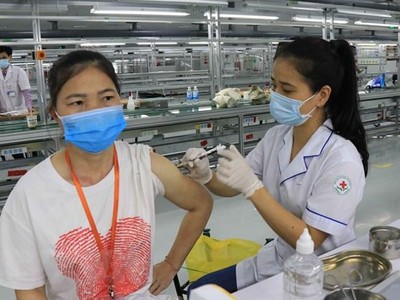 Tiêm phòng vaccine phòng COVID-19 cho công nhân tại Công ty TNHH Goerteck Vina, Khu công nghiệp Quế Võ, tỉnh Bắc Ninh. (Ảnh: Thanh Thương/TTXVN).