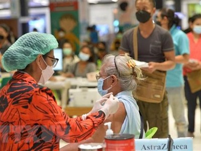 Nhân viên y tế tiêm vaccine phòng COVID-19 cho người dân tại Bangkok, Thái Lan. (Ảnh: THX/TTXVN).