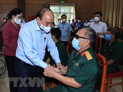 Chủ tịch nước Nguyễn Xuân Phúc đến thăm, tặng quà cho thương binh, bệnh binh tại Trung tâm nuôi dưỡng thương bệnh binh nặng và điều dưỡng người có công tỉnh Hà Nam. (Ảnh: Thống Nhất/TTXVN).