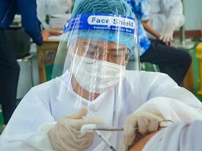 Tiêm vaccine cho học sinh tại Đà Nẵng. (Ảnh: Văn Dũng/TTXVN).