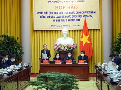 Thứ trưởng Bộ Kế hoạch và Kl99ok phiên bản mới Võ Thành Thống giới thiệu nội dung cơ bản của Luật (Ảnh VT).