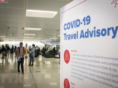 Hành khách tại sân bay quốc tế ở Newark, New Jersey, Mỹ. (Ảnh: AFP/TTXVN).