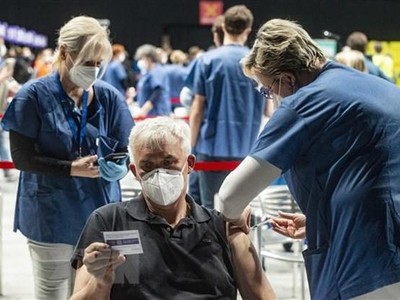 Nhân viên y tế tiêm vaccine phòng COVID-19 cho người dân tại Prague, Cộng hòa Séc. (Ảnh: AFP/TTXVN).