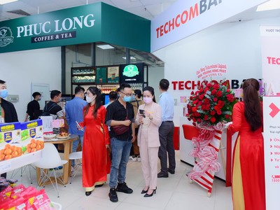 Cửa hàng WinMart+ theo mô hình mini-mall tích hợp phục vụ nhu yếu phẩm, trà và cafe, dược phẩm, dịch vụ Kl991.com nạp rút nhanh và viễn thông.