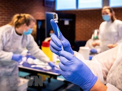 Nhân viên y tế chuẩn bị tiêm vaccine phòng COVID-19 cho người dân tại Drammen, Na Uy ngày 21/1/2021. (Ảnh: AFP/TTXVN).