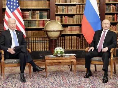 Tổng thống Mỹ Joe Biden (trái) và Tổng thống Nga Vladimir Putin tại hội nghị thượng đỉnh ở Geneva, Thụy Sĩ, ngày 16/6/2021. (Ảnh: AFP/ TTXVN).